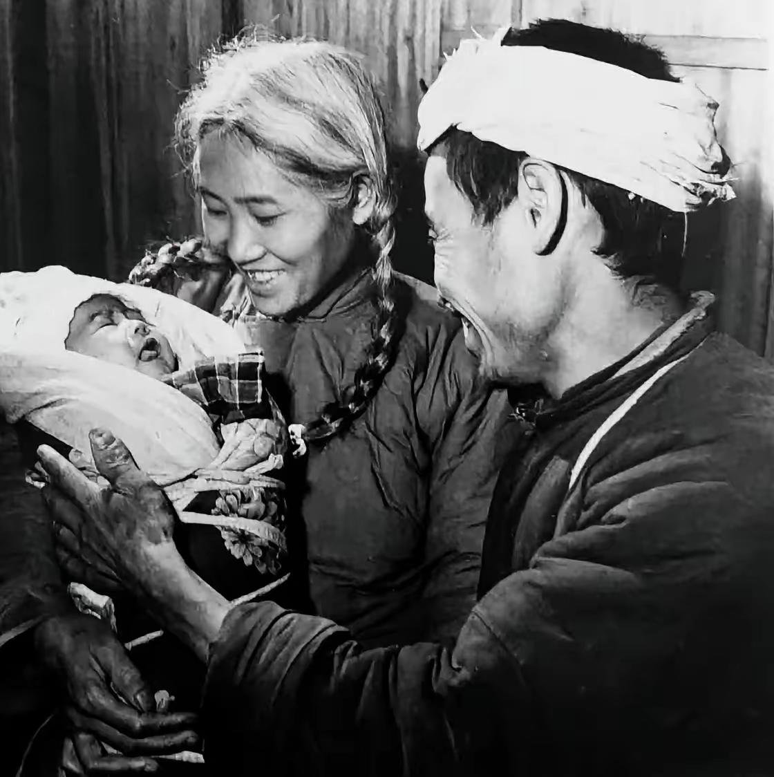 上世纪50年代，四川宜宾几个村民，结伴上山砍柴。突然，有人惊恐地大喊：“快看！野