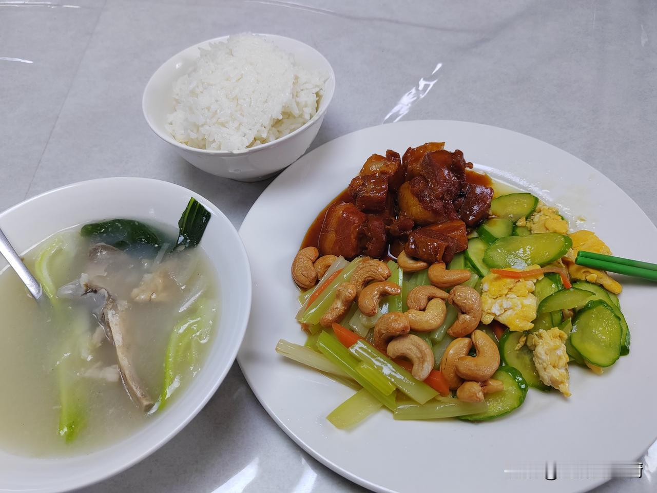 今天没有做茶点，把库房里的库存拿出来用了，这可能还是今年6月份我们船进船厂（秦皇