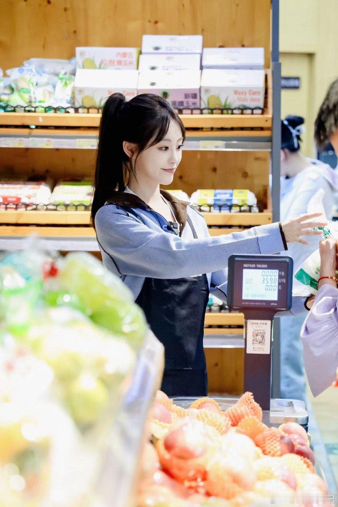 谁能拒绝超市里的祝绪丹！帮挑苹果数到失忆，称重双手递上超礼貌，被小朋友围追堵截拍