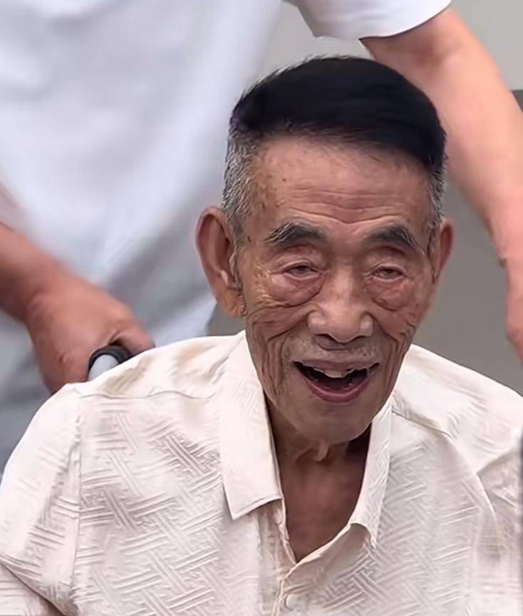 杨少华的长子杨威哽咽着说：7月9日下午3点半，父亲午觉睡醒坐起来，亲自跟我说了