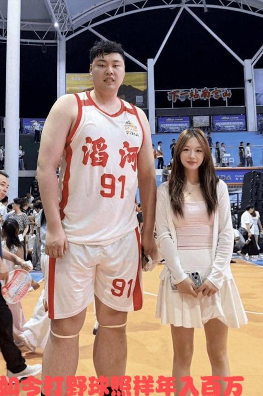 2米18重型中锋赵义明淡出CBA赛场，曾与李月汝相恋。网传他参加商