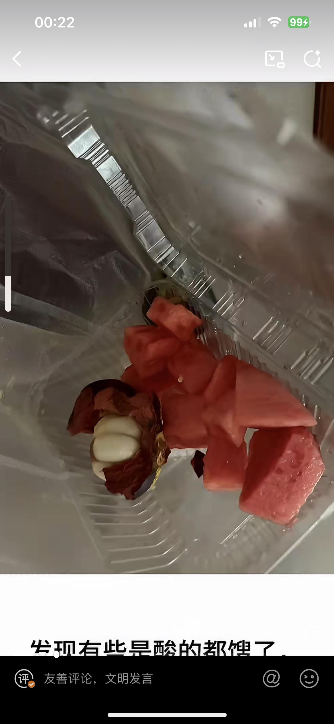 头一次见到白嫖外卖还自曝的小鲜男。他点了一份西瓜，收到货了，反手就给商家一个仅退