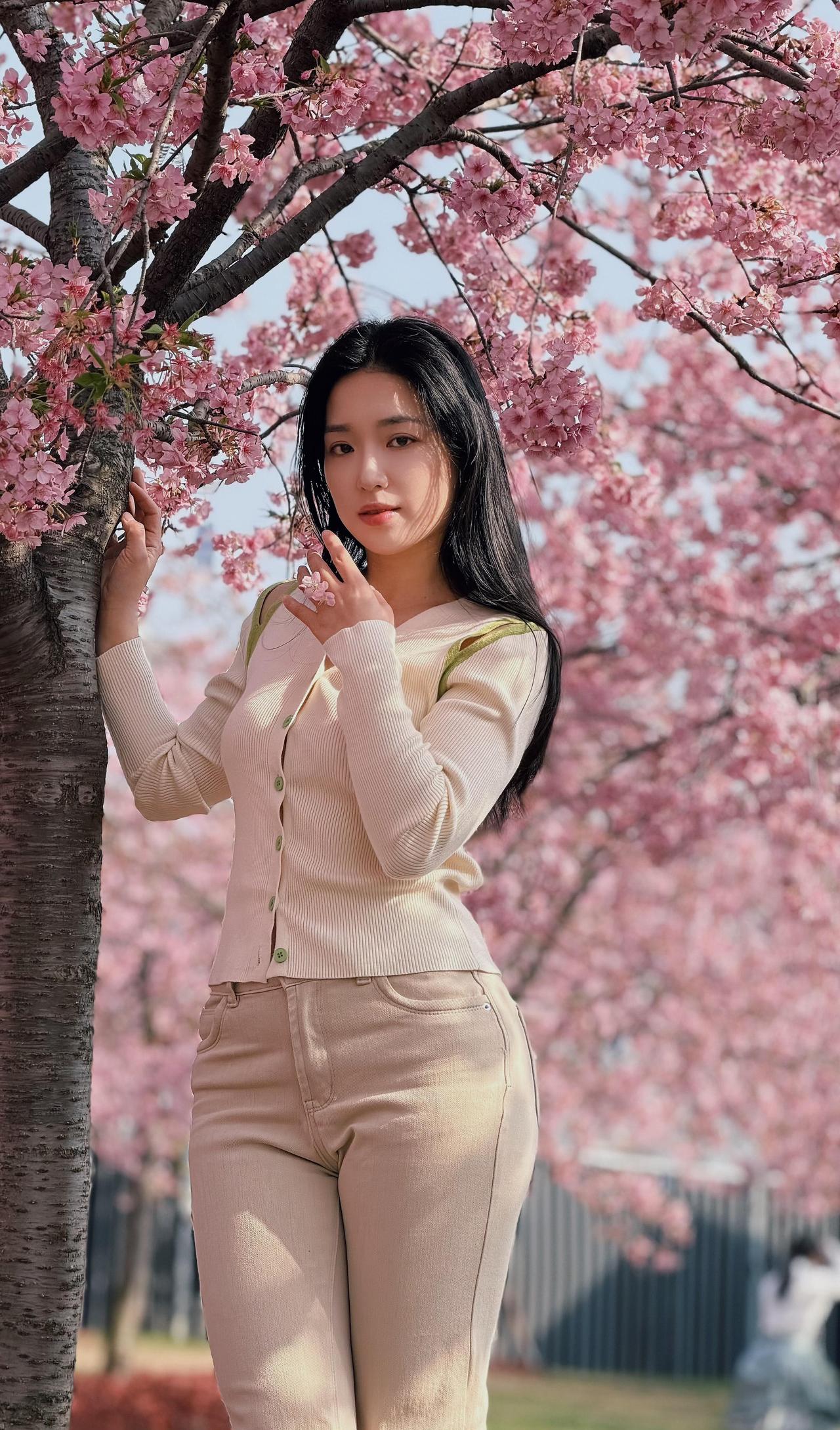 原来春天最浪漫的事，就是站在花树下。漫花庄园的樱开了。风动，花落，人在画中。