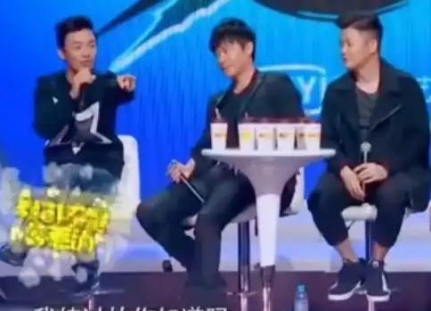 2015年，张大大指着王宝强说：“你信不信，我可以弄死你啊？给我老实点。”王宝强