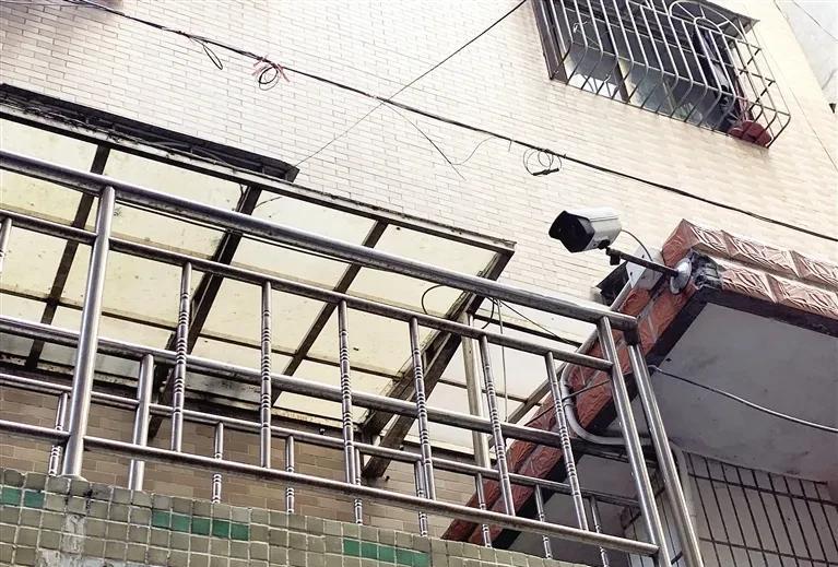 浙江宁波，邵某和邻居吴某因为建房发生冲突，就在自家房檐上对着吴某家安装监控，吴某