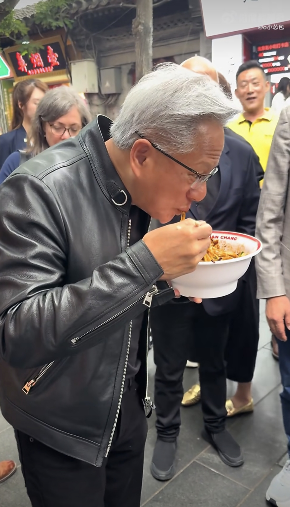 黄仁勋终于说清穿皮夹克原因，17岁后全靠老婆买衣服，30度高温也不脱说起英伟达