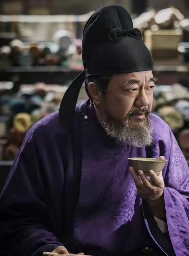 钱文忠教授是这样评价冯道的，钱教授说，冯道是历史上留下记载最多的人物之一，他经历