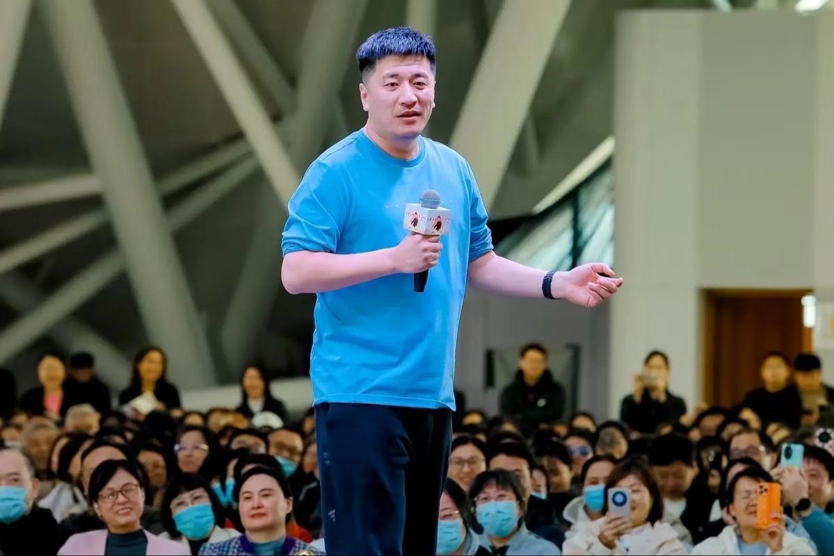 看了这样的鞋，你敢想象是超级大网红，万千家长学子信赖与仰慕的报考导师，张雪峰老