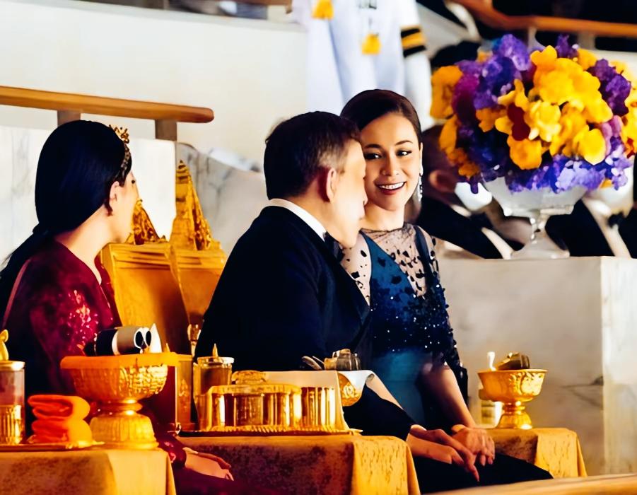 苏提达看向泰国国王的眼神是不是很深情啊？这眼神中包含着满满的什么情感呢？