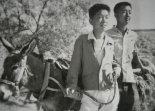 1970年，17岁的知青偷吃了老乡两只鸭子，老乡大怒：“赔钱，20块一分都不能少