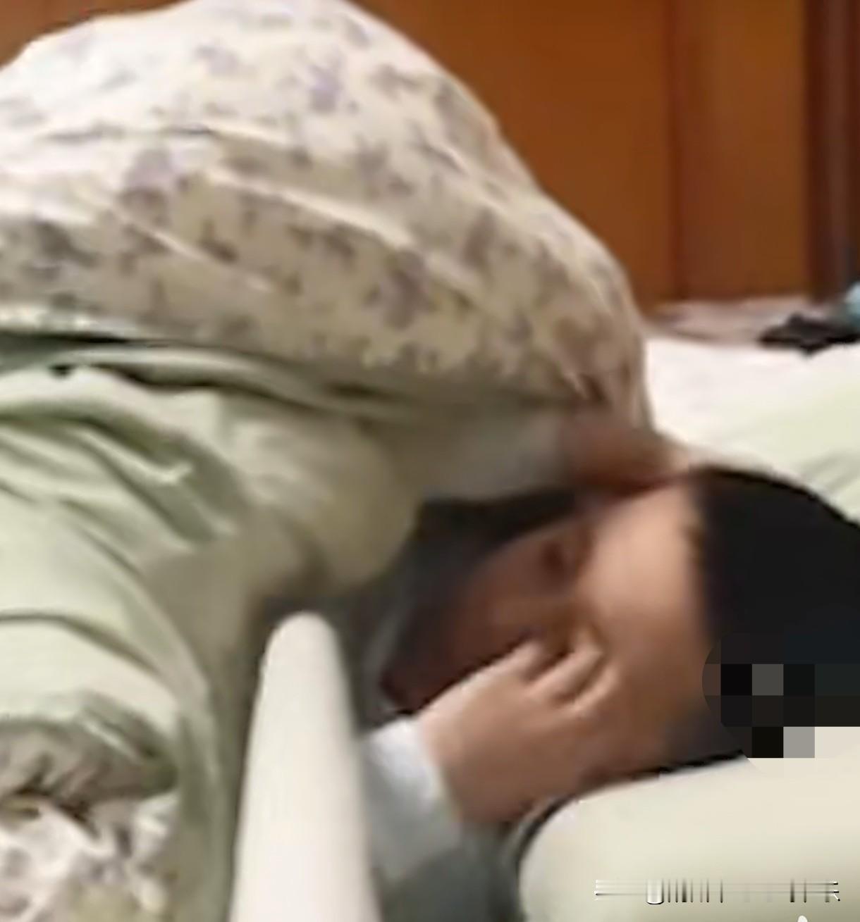 荆州小孩哥睡梦中被戳醒开门成年人的无奈太真实深夜回家全员没带钥匙，这种窘