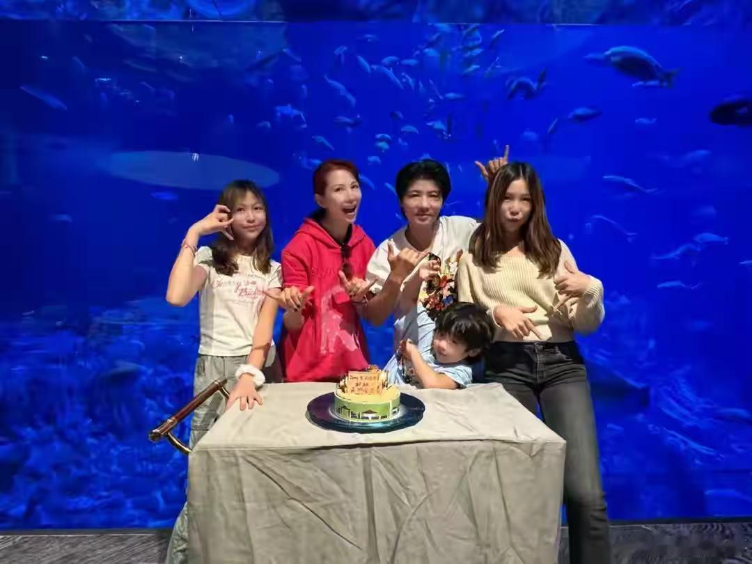 蔡少芬晒全家福为小儿子庆生，哇哦乐儿都六岁了，时间好快生日快乐