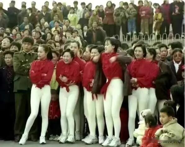 从健美裤到阔腿裤，女生穿衣越来越懂自己了！谁的童年记忆里没有一条健美裤啊？