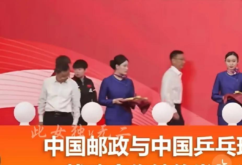 被孙颖莎找位置可爱到了刷到中国邮政和中国乒协战略合作续约活动的视频，被孙颖莎可