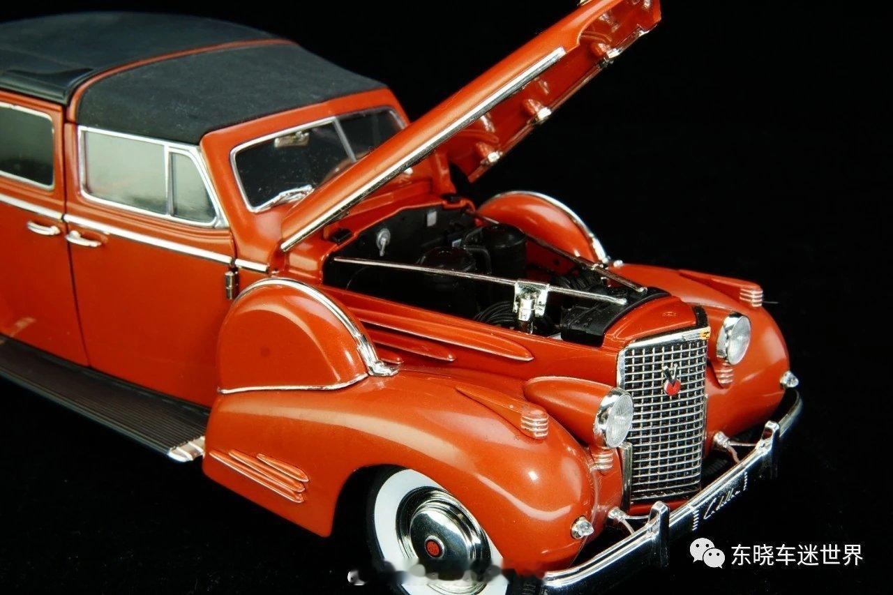 经典老车1938年凯迪拉克V-16豪华轿车以赤陶红涂装搭配黑顶的经典配色，展现
