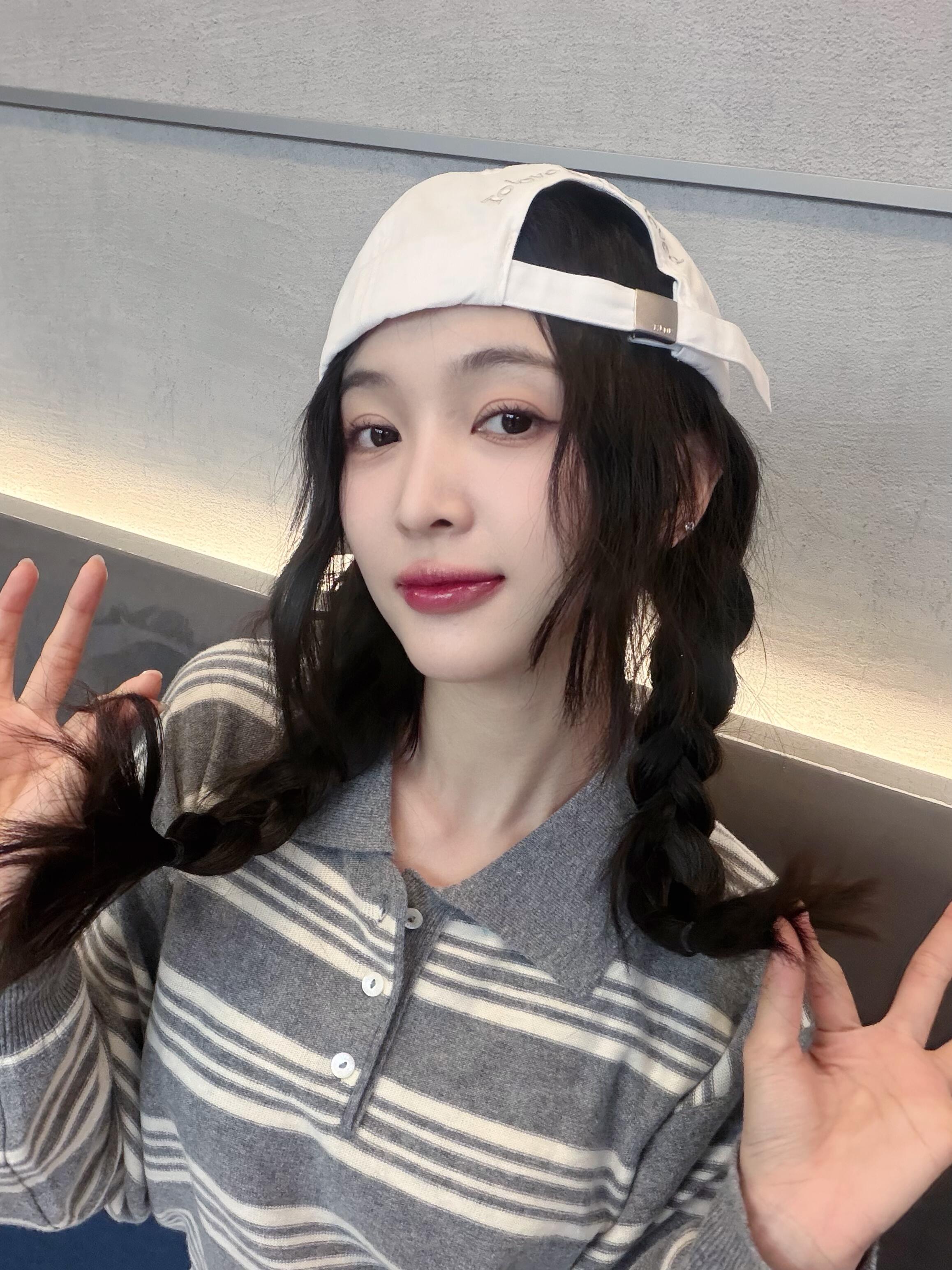 #吴宣仪叶星星#/#吴宣仪辛凌#“别偷拍我”这组图真的好可爱还没去过选🍠的朋友记得去去​