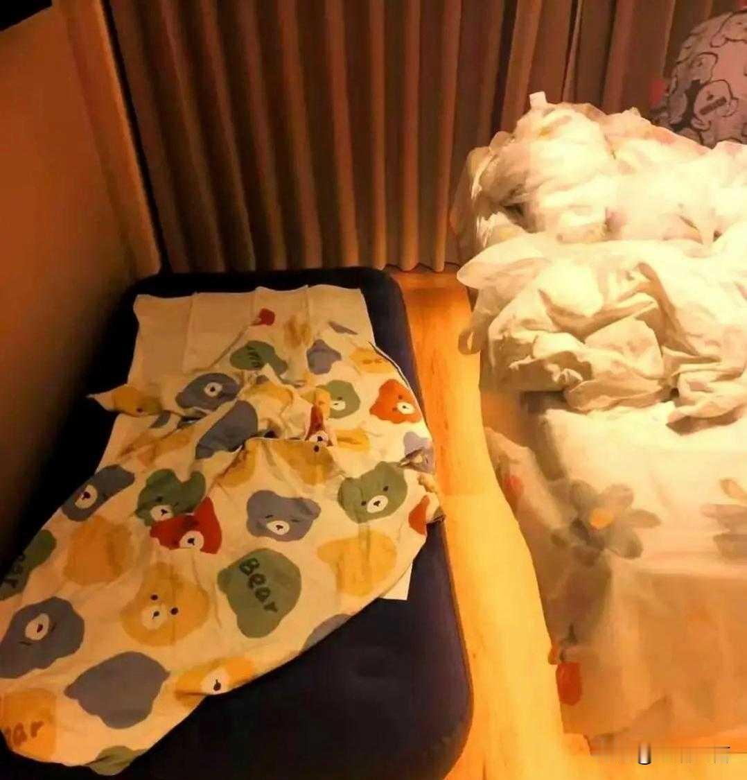 订双人间自带充气床住4口人，酒店回应引热议浙江一家酒店出现奇葩一幕，一家四