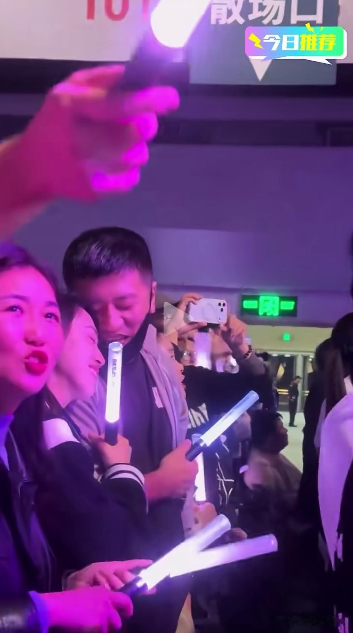 张雪峰你就直接说，这是不是你媳妇吧？如果是，没什么好说的，如果不是，你怎么有脸在