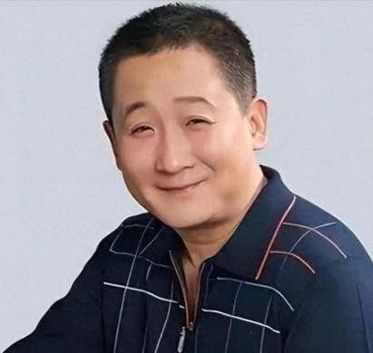 2001年，哥哥猝死后留下400万债和8岁女儿，梁天在一堆欠条前坐到天亮，对嫂子