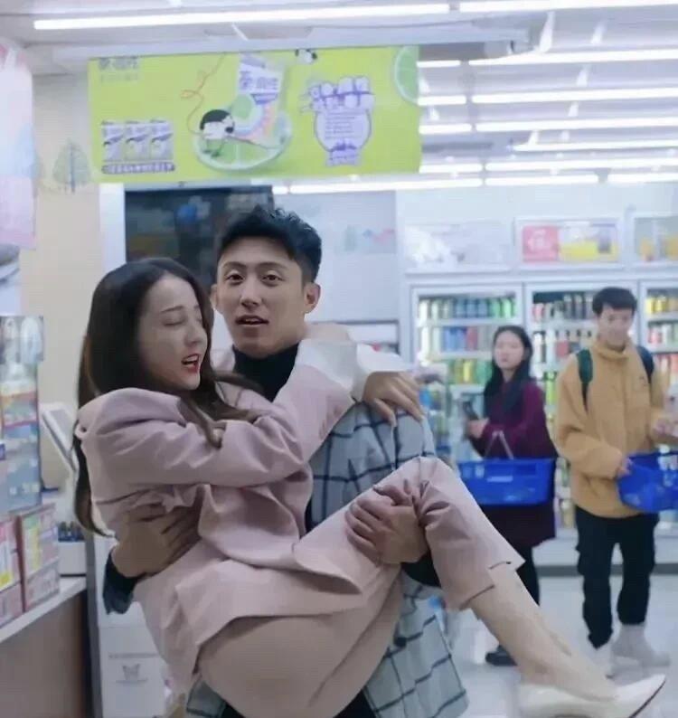 长得高大就是好，你看同样是公主抱，黄景瑜抱着女明星，轻轻松松，整个表情自然。而小