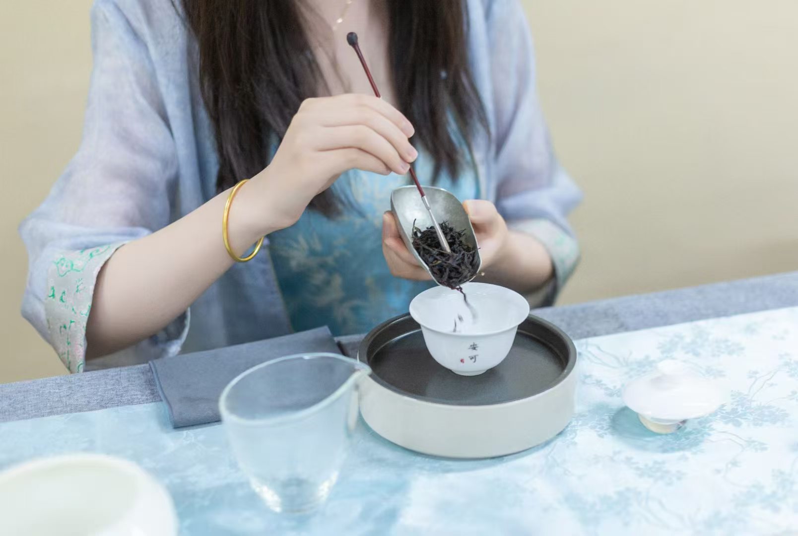 品茶赏器交友于慢时光里自我沉淀，褪去浮躁，安守本心，静待一杯茶的回甘。