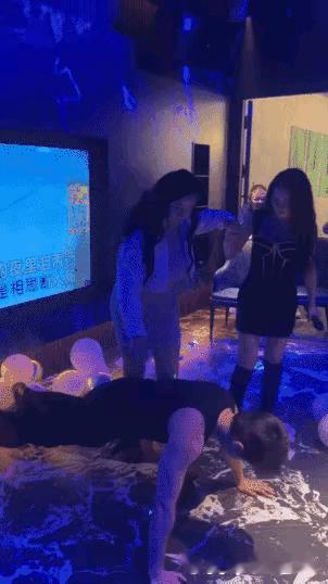 姑娘这吨位好像有点大，小伙子你能行吗？