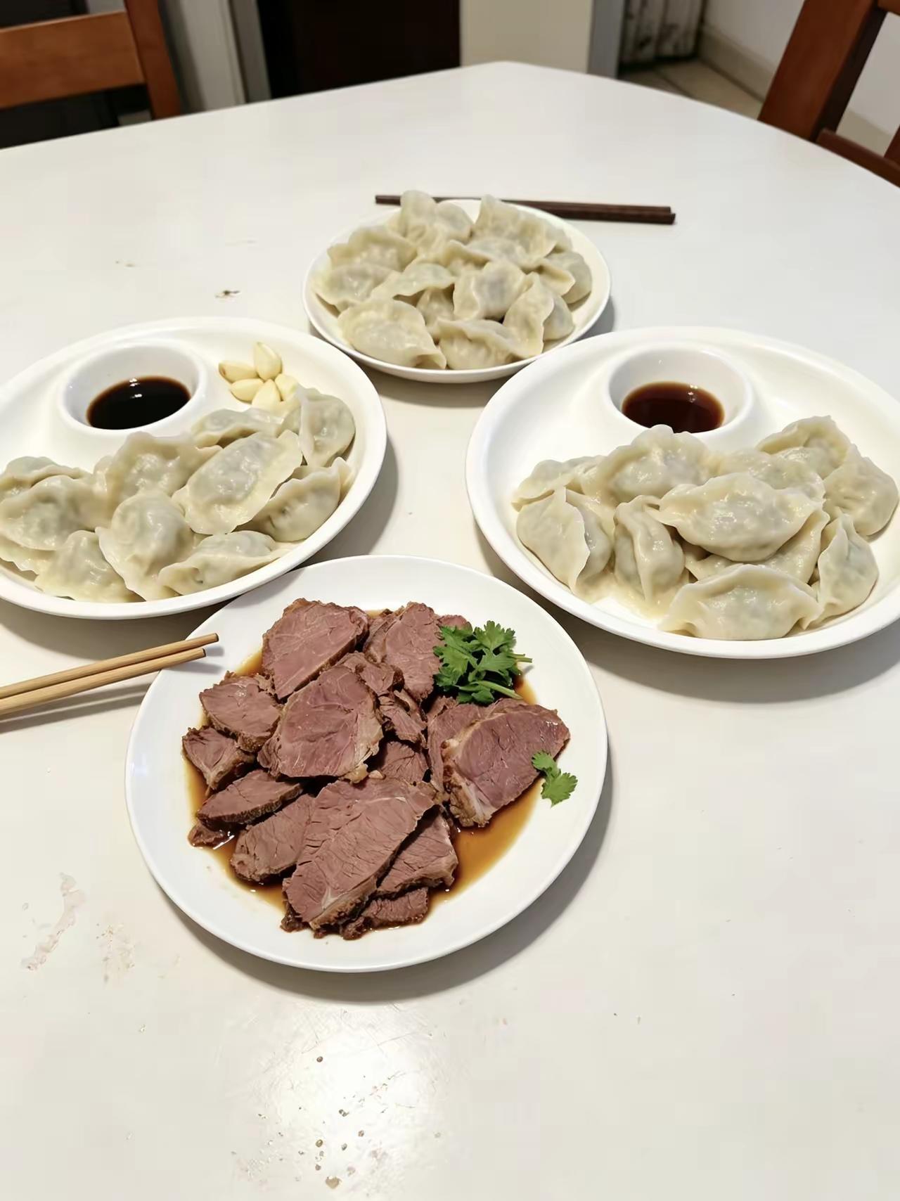 正吃晚饭，儿媳给我夹了一块鱼，语气软软甜甜的，带着点小撒娇：“妈，明天想吃您包的