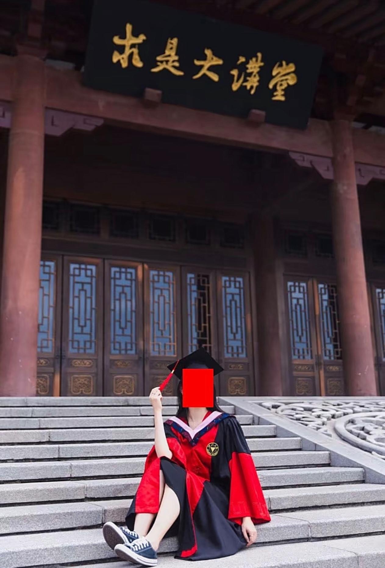 我有个浙江的朋友，他的女儿，是妥妥的学霸。从小学一年级到高三，十二年常年稳居年