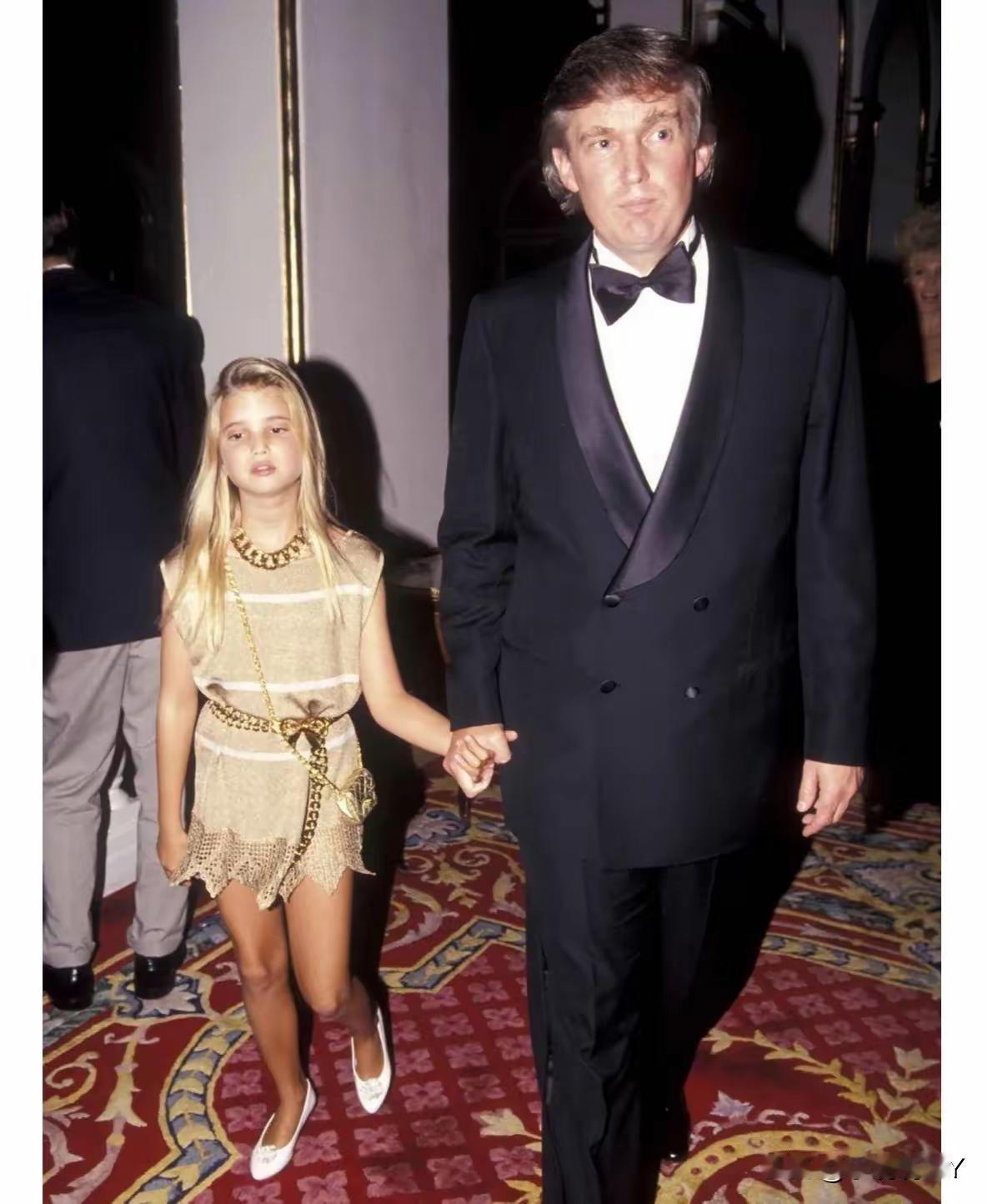 看到这张1991年伊万卡十岁时和父亲出席活动的照片，不得不说她小时候真像精致的洋