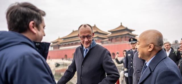 德国新总理默茨去一趟本身不稀奇，但稀奇的是，整个访华过程，都被大洋彼岸的美国总统