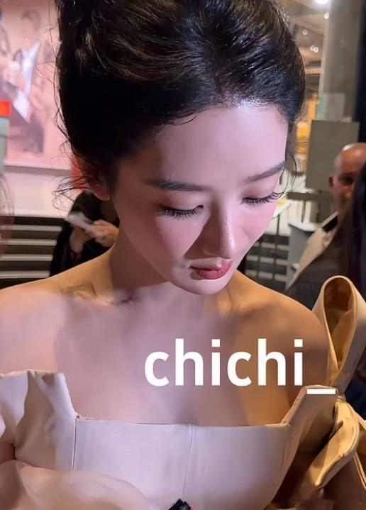 杨紫纯生图直出，肤若凝脂有了具象化
