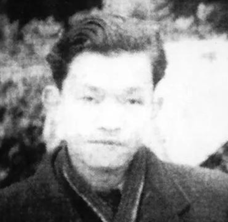 1949年，重庆解放后，特务头子李修凯在大街上遇到了一个地下党员，地下党员大喊：