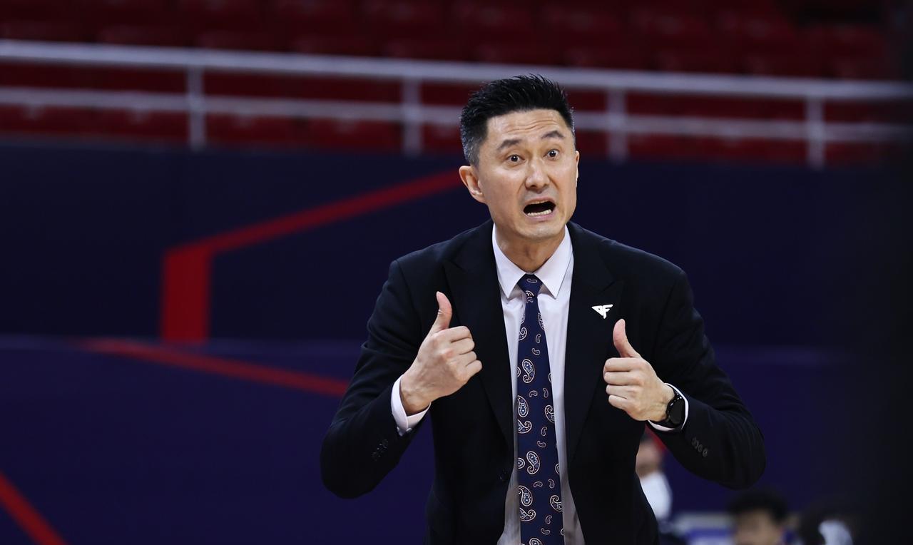 杜锋启程去新疆。徐昕提出离队后，杜锋第一时间从新疆飞回广东！不过杜锋在参加完锋
