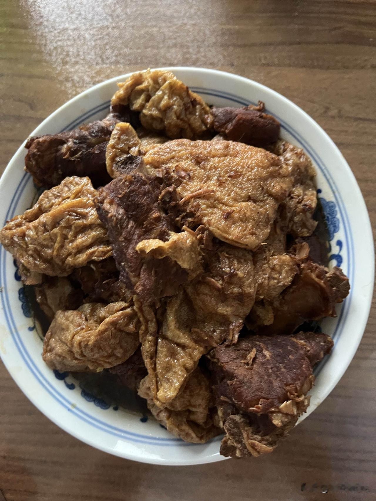 好友们晚上好！周末愉快，晚餐香香！今天的晚餐：酱排骨炖豆泡素炒圆白菜窝头