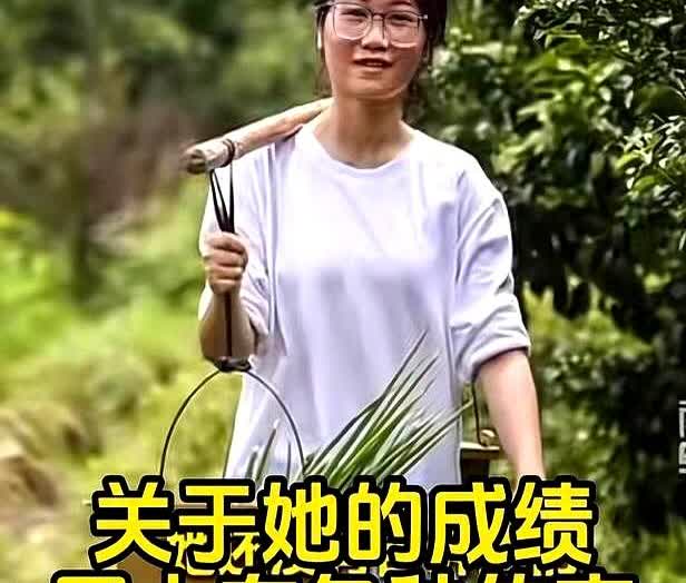 扁担女孩刘燕的班主任，对她完成了最后的保护。记者打电话问班主任刘燕考了多