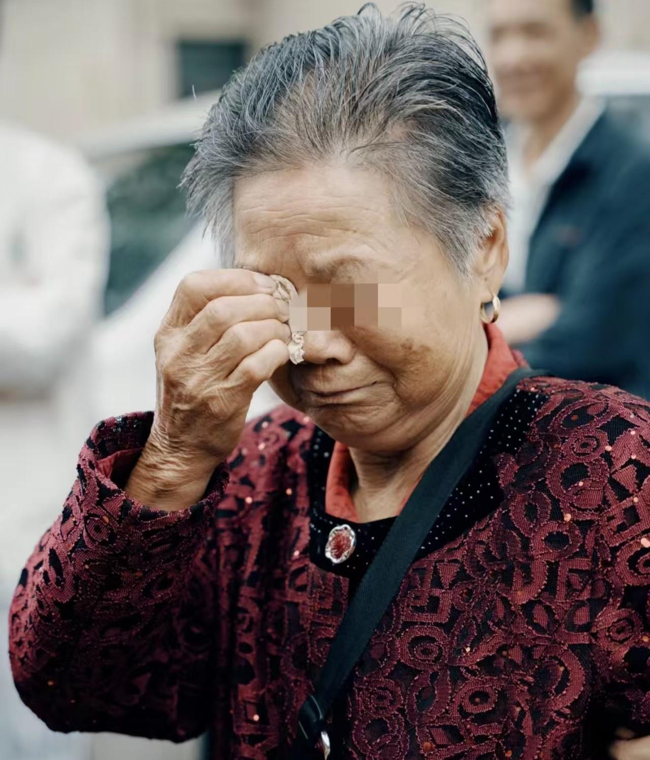 上海一位老母亲，架不住儿子儿媳的恳求，同意卖掉自己的住房，来支援二人购房。但老人