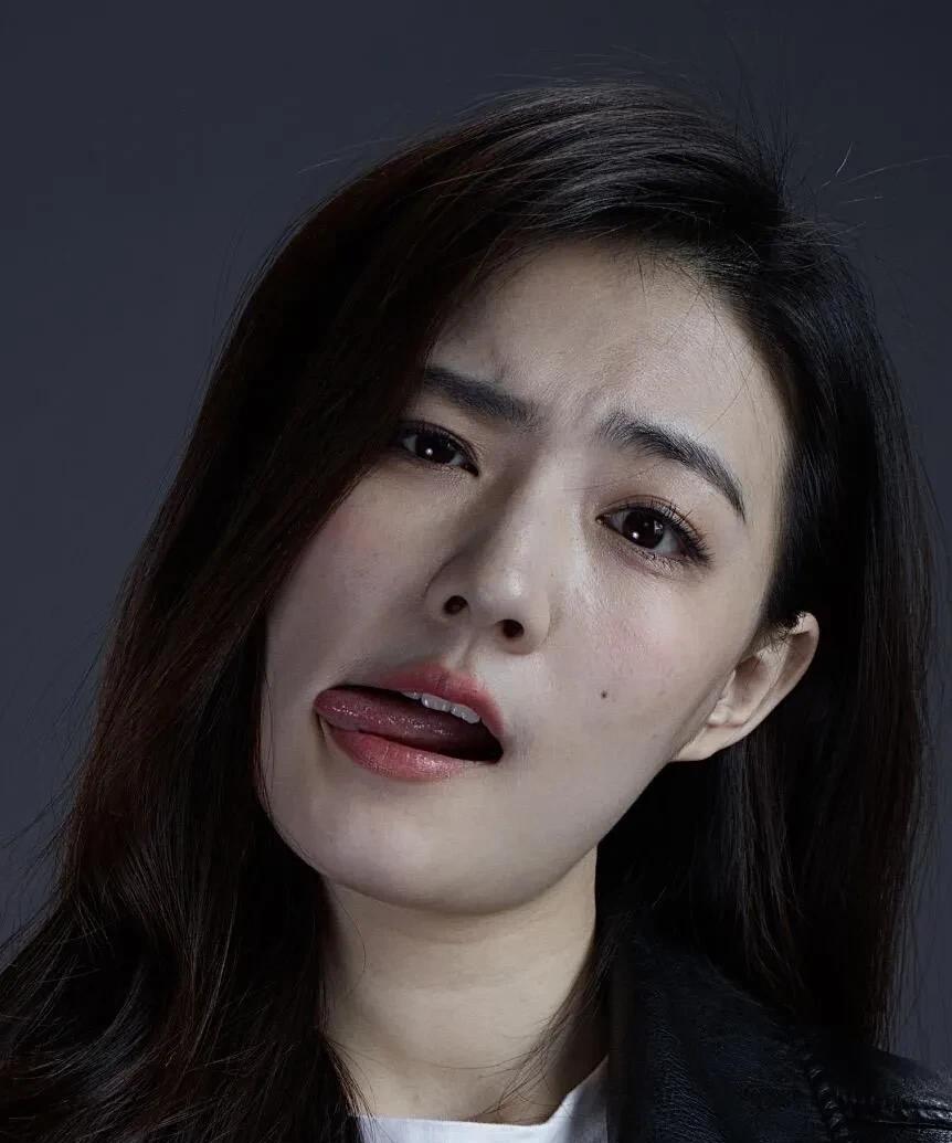 徐璐这张小方脸还挺可爱！流畅的脸部线条，加上高颅顶，显脸小又气质清纯。大眼睛灵动