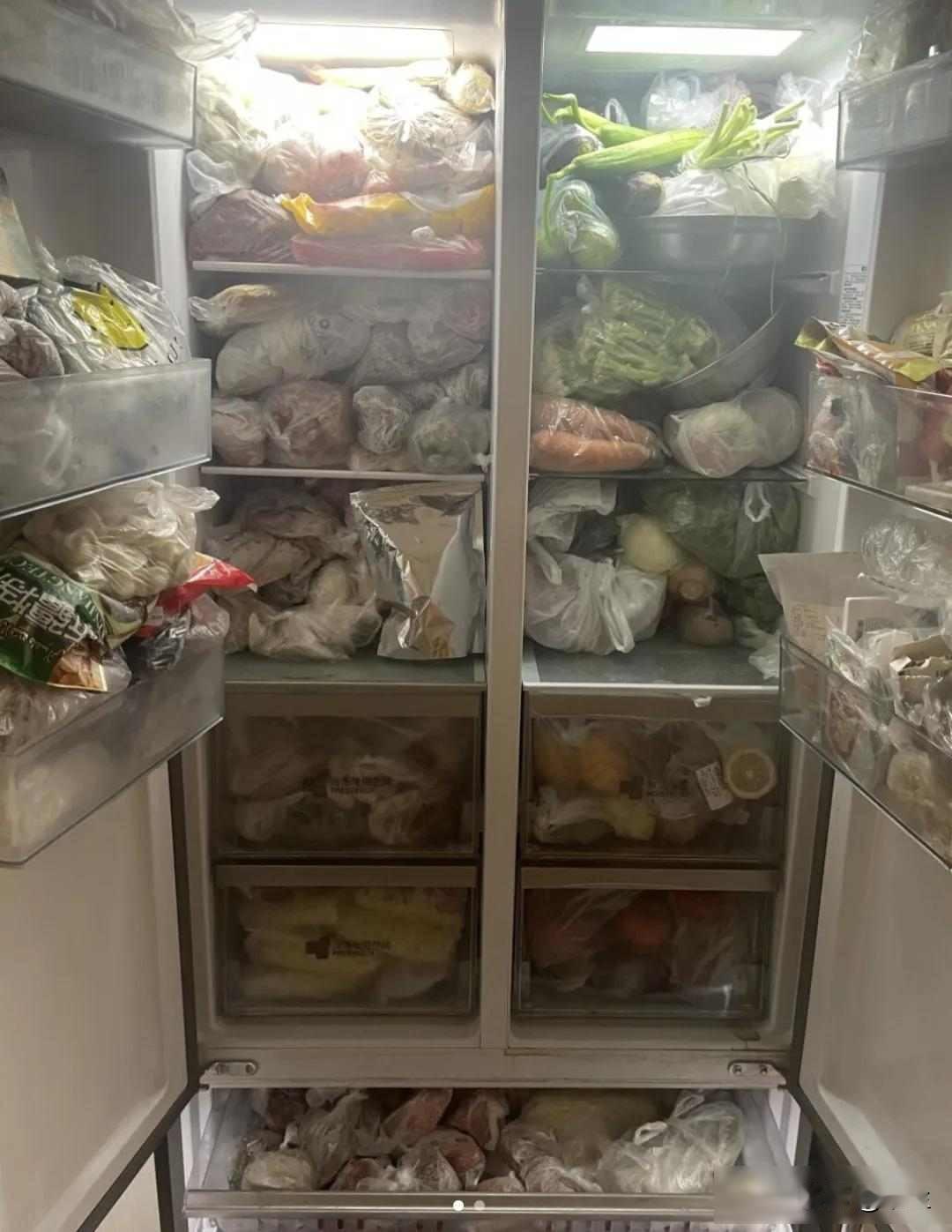 年轻人被迫下厨，菜市场像考场，锅铲成了生存工具去年年初，很多人发现外面餐馆的