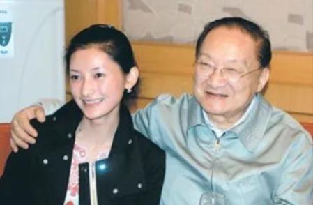 1976年的一天，金庸感到异常疲惫，决定去他常去的酒吧喝酒放松一下。在结账时，他