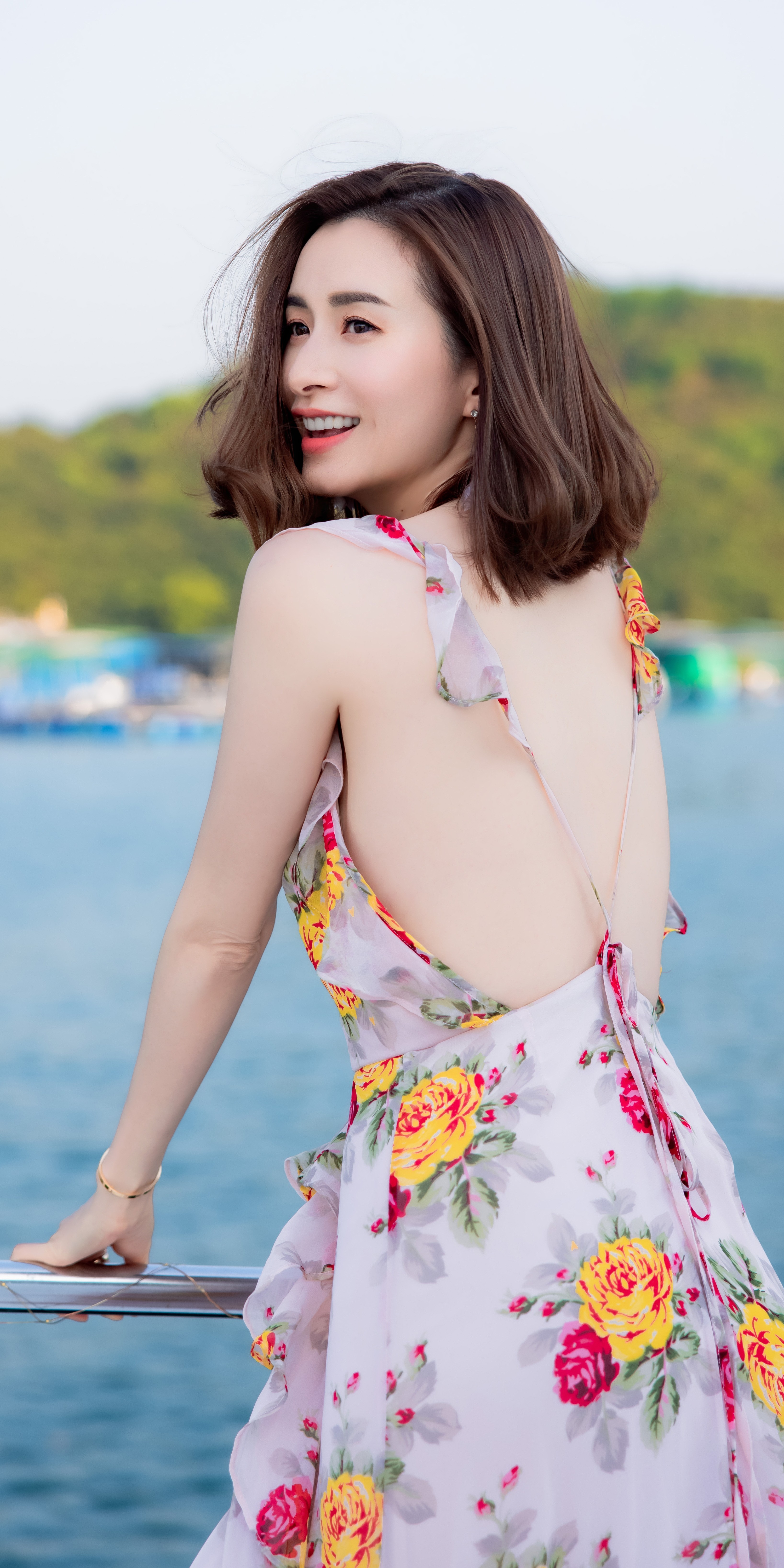 沈卓盈，露背鲜花裙，清爽靓丽。沈卓盈