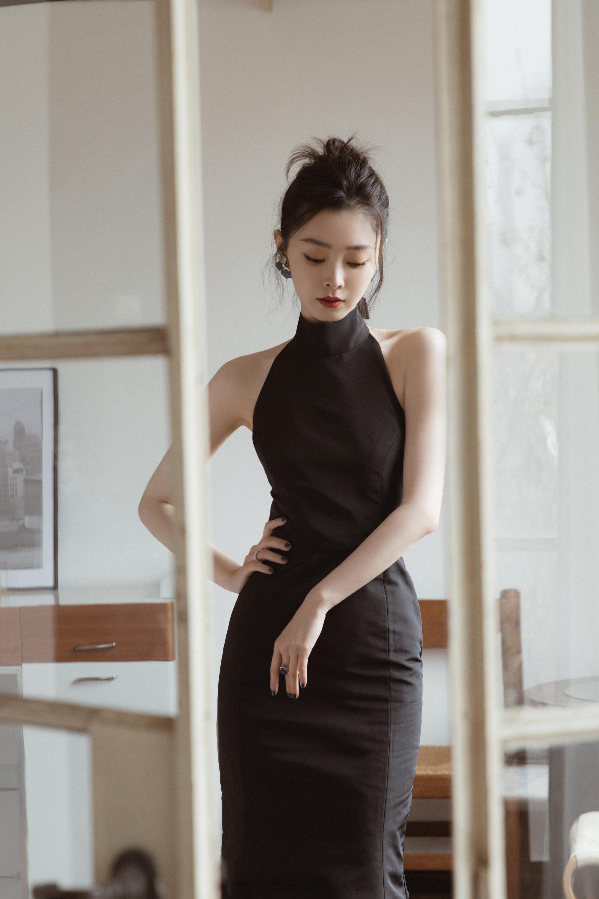 宋轶黑色露背长裙