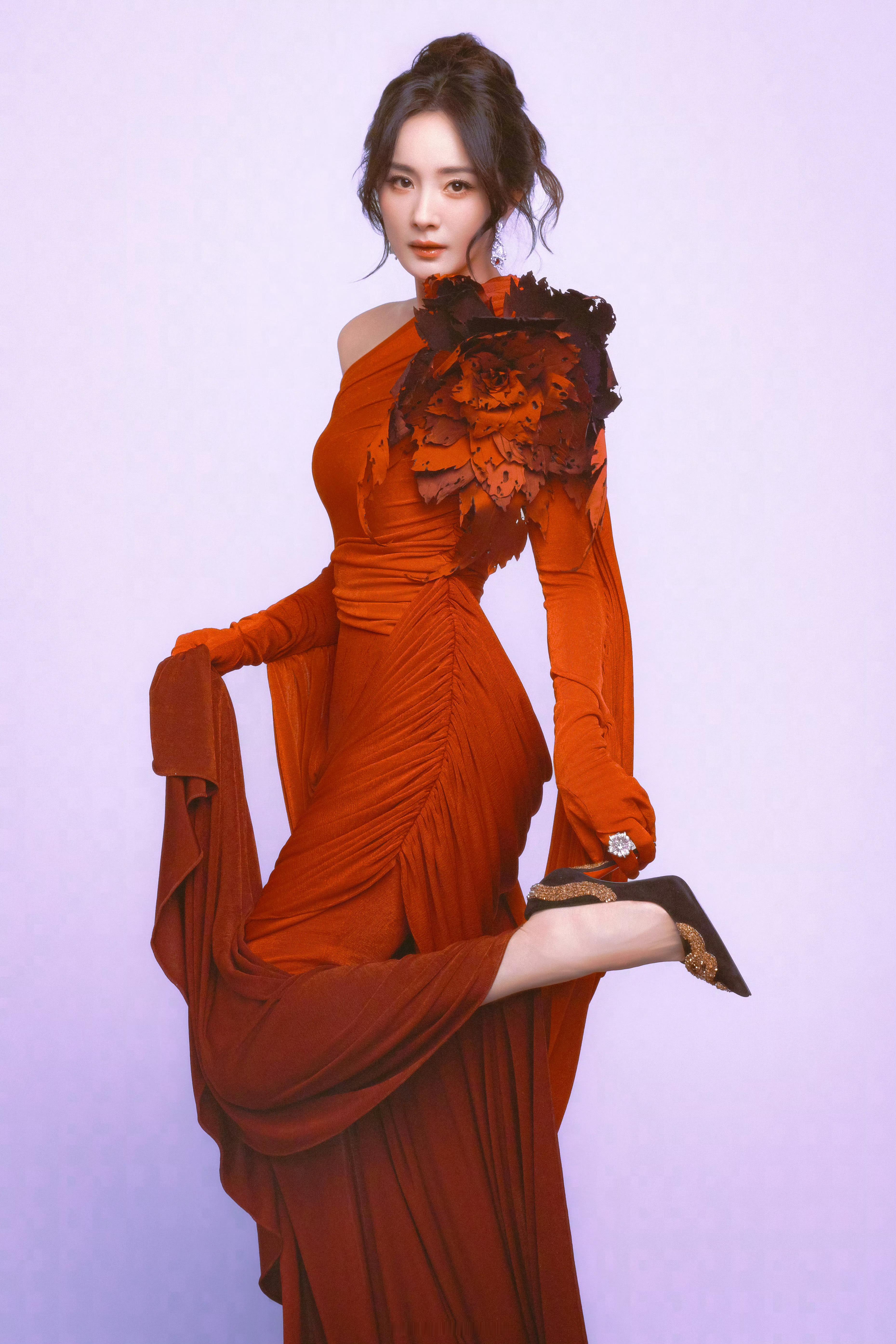 杨幂红裙👠ChristianLouboutin