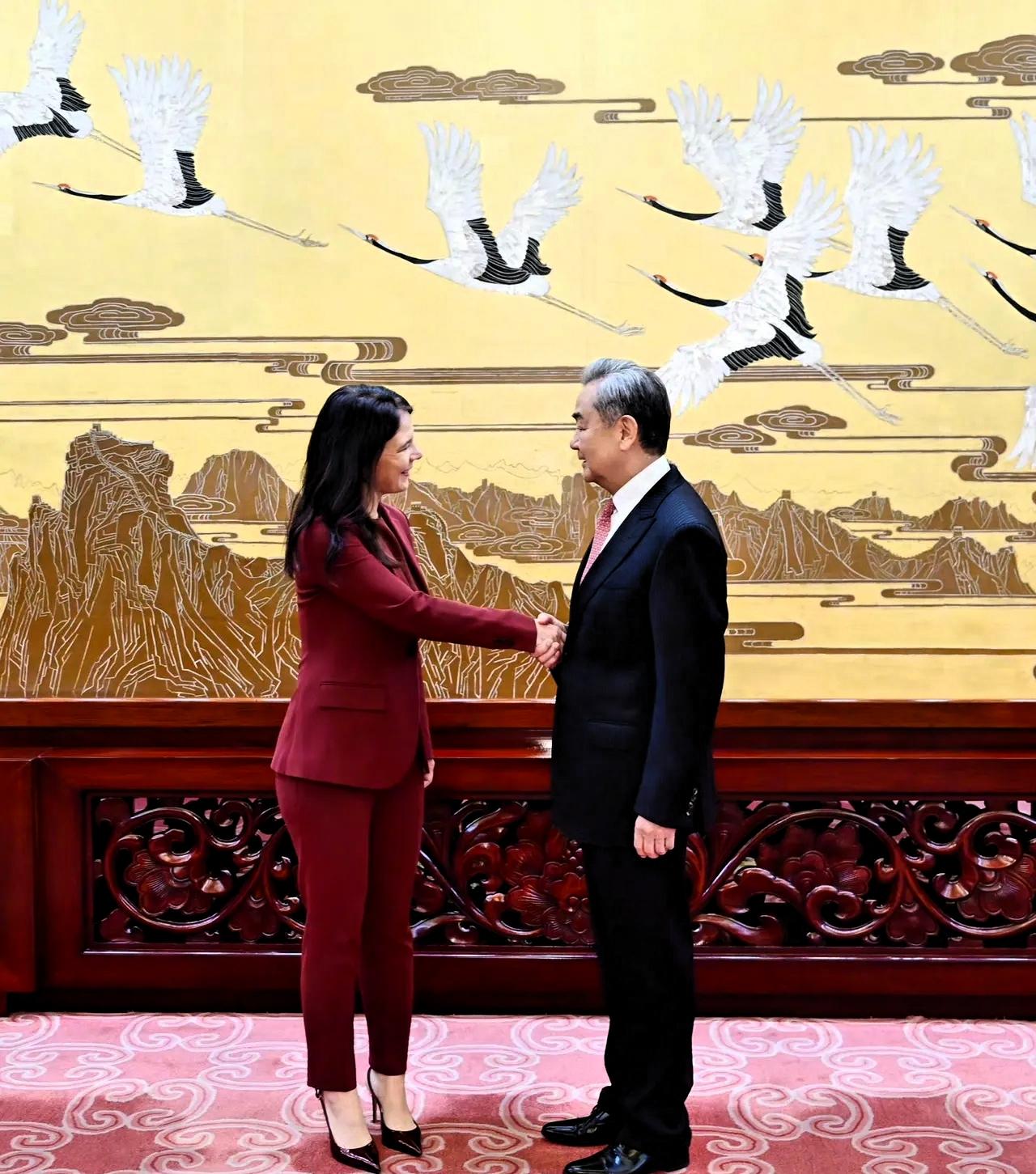 中国和联合国谈妥了！4月29日，东方大国外交部长王毅在北京与第80届联合国大会