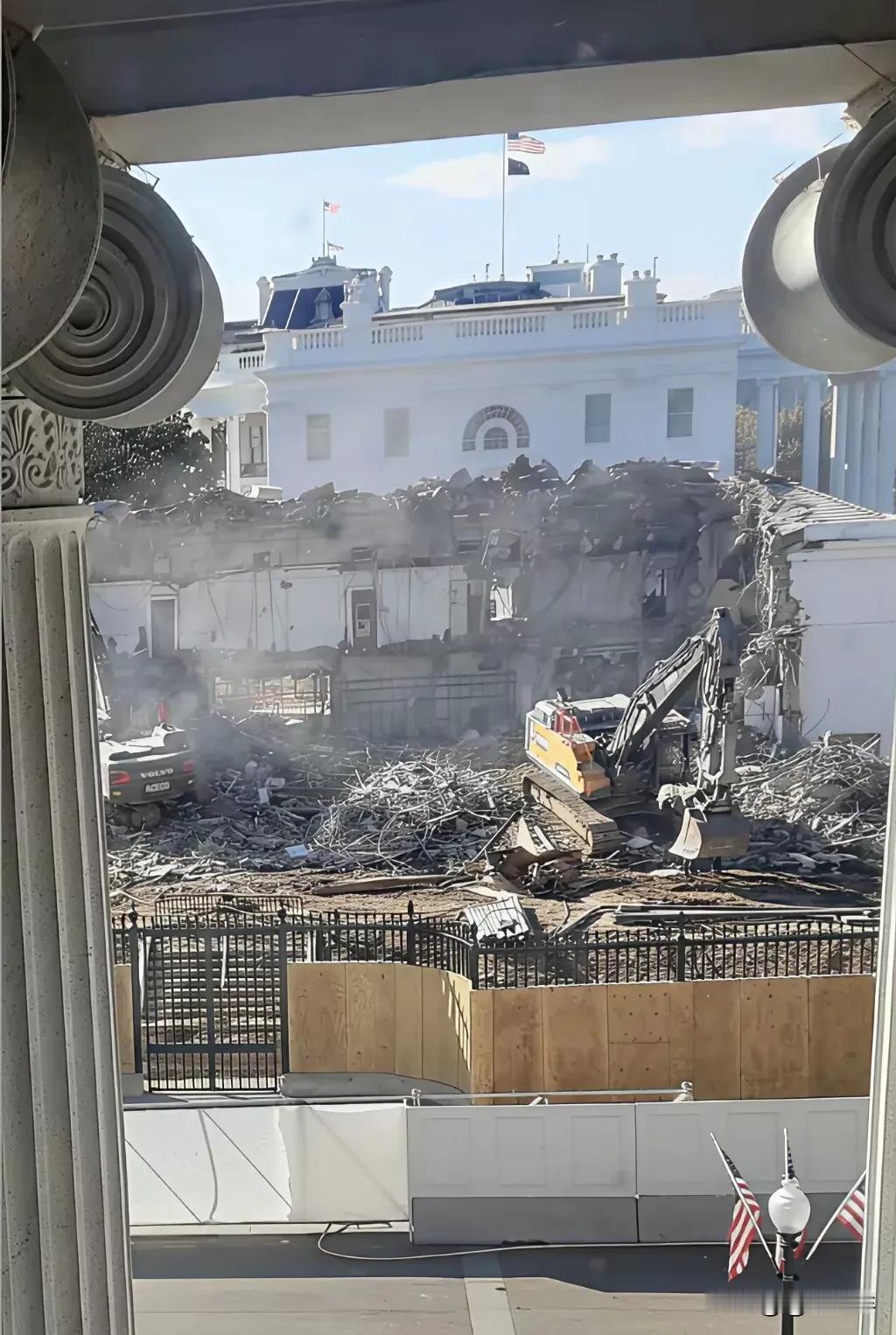 老特真是牛哄哄的,一百多年未动的地标建筑,你给拆了,建大的宴会厅!缘由是只能容纳