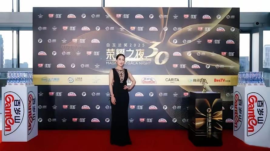 简直荒唐！爆两位知名女星在上海电视节红毯上为了争压轴，死活不肯下车，硬生生让现场