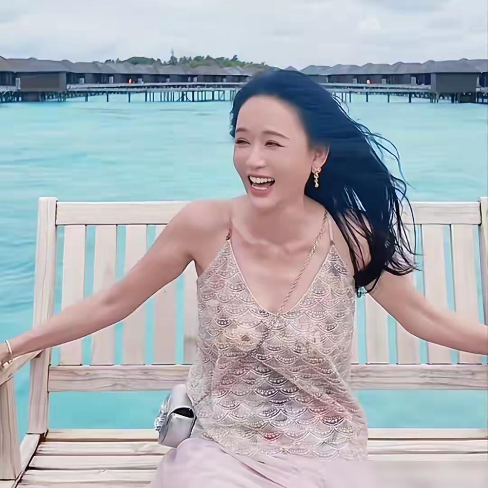 陈乔恩又瘦了，这次没人催生了。45岁的人，骨架本来就小，现在脸颊凹进去，下巴尖得能当尺子用。评论区清