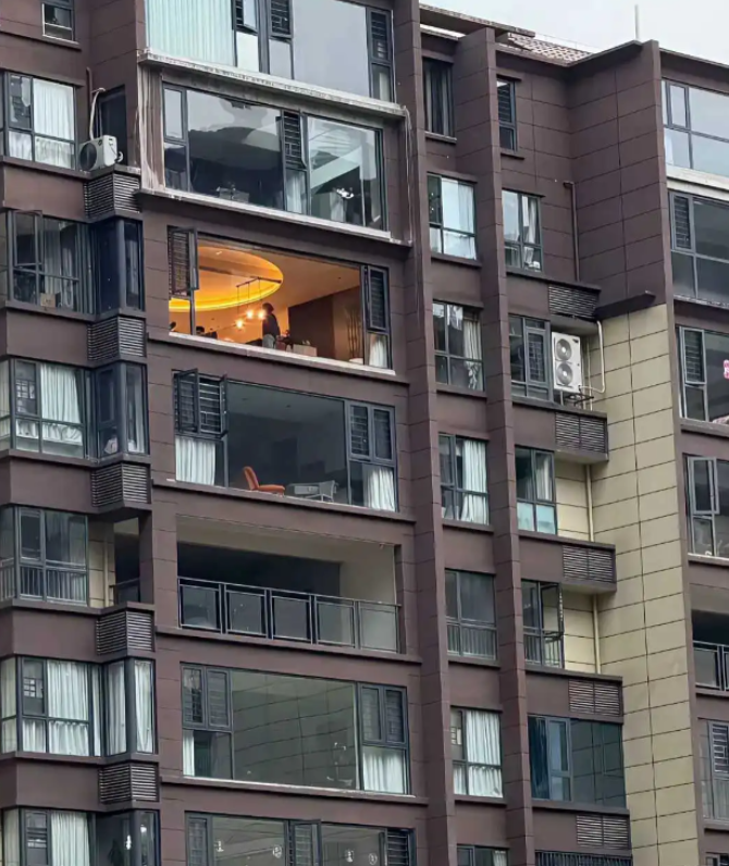 假如你家装修，你会搞这样一个大落地窗嘛？