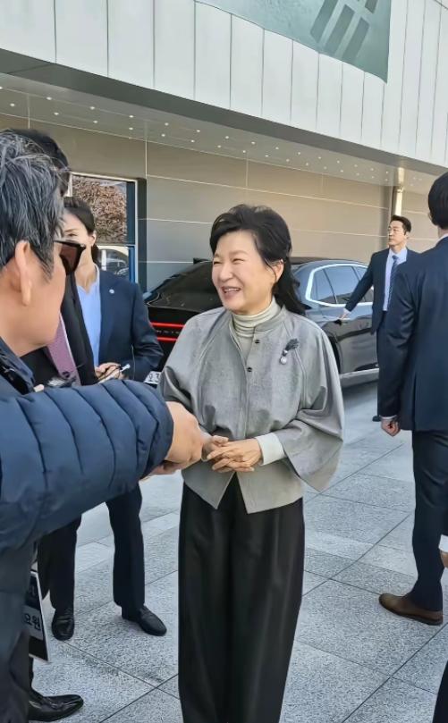 消息传来的第二天，朴槿惠还在保持沉默，想必她心里并不平静，那个曾经把她送进监狱的