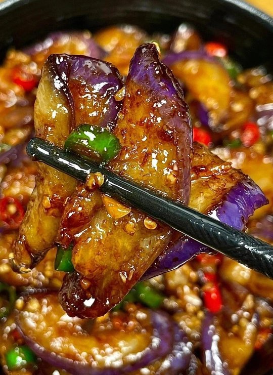 4种素菜其实是热量刺客以下4种素菜常因食材特性或烹饪方式成为“热量刺客”，一不小