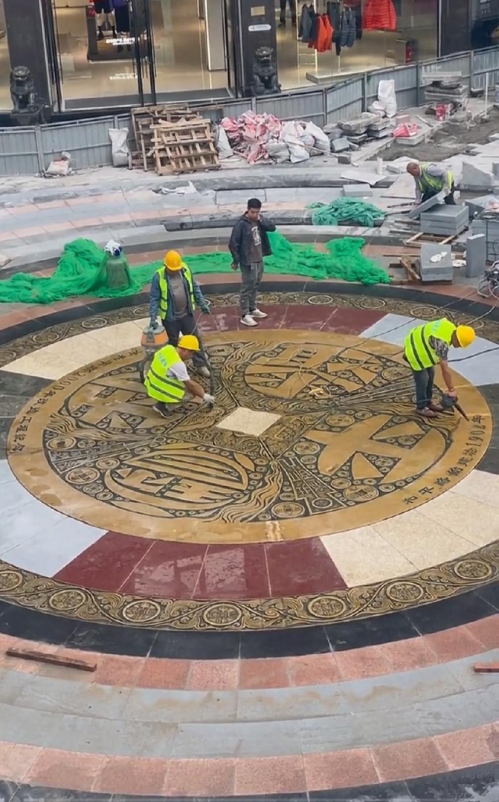 天津金街这个大铜钱马上就要完工了，新装的大桐钱是有风水的，这枚大铜钱以“奇门遁甲
